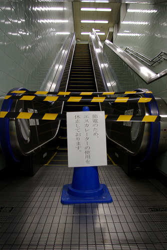 fukushima-escalator Tokyo'daki tren istasyonların birinde, elektrif tasarrufu için kullanıma kapatılmış yürüyen merdiven