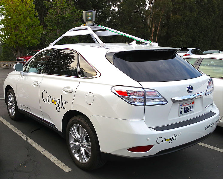 Google sürücüsüz araba teknolojisiyle donatılmış bir Lexus.