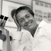 Rita Levi-Montalcini (1909-2012) (Washington Üniversitesi Tıp Fakültesi’nin Becker Tıp Kütüphanesi’nin özel izni ile kullanılmıştır. Courtesy of Becker Medical Library, Washington University School of Medicine.)