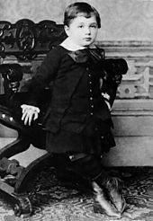 Einstein'ın bilinen ilk resimlerinden. Bu fotoğraf kendisi üç yaşındayken çekilmiş. Kaynak: en.wikipedia.org
