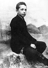 Albert'ın 14 yaşındayken çekilmiş bir fotoğrafı. Kaynak: en.wikipedia.org