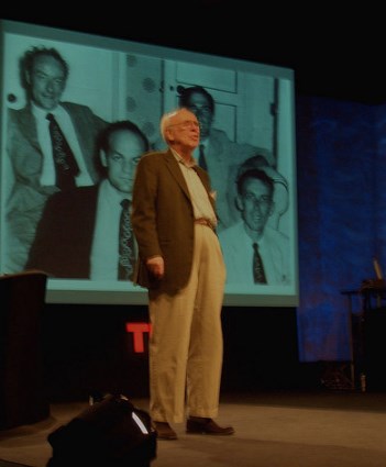 Şekil 4. James Watson eski bir fotoğrafının görüntüsü önünde, TED konuşmasında (Fotoğraf: Flickr)