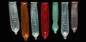 Farklı boy, renk ve şekillerde kondomlar bulmak mümkün.