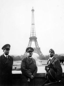 Adolf_Hitler_in_Paris_1940