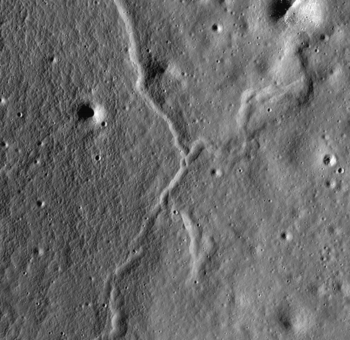 AY'DAKİ KAYIP BAYRAK