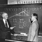 Şekil 1. Linus Pauling (solda) ve David Shoemaker, 1983’te Oregon Eyalet Üniversitesi’nde (Kaynak: Oregon Eyalet Üniversitesi arşivleri)