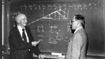 Şekil 1. Linus Pauling (solda) ve David Shoemaker, 1983’te Oregon Eyalet Üniversitesi’nde (Kaynak: Oregon Eyalet Üniversitesi arşivleri)