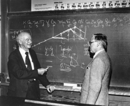 Şekil 1. Linus Pauling (solda) ve David Shoemaker, 1983’te Oregon Eyalet Üniversitesi’nde (Kaynak: Oregon Eyalet Üniversitesi arşivleri)