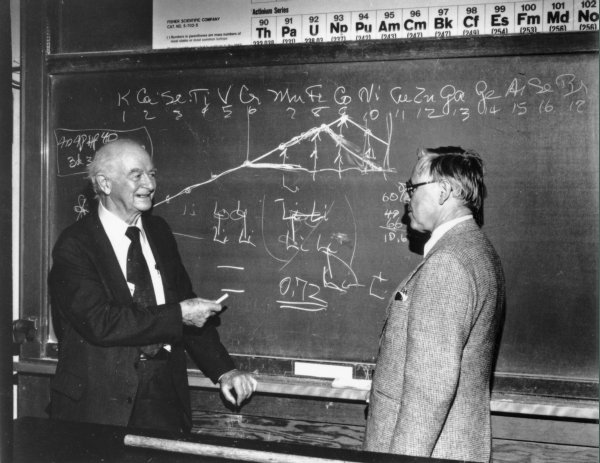 Şekil 1. Linus Pauling (solda) ve David Shoemaker, 1983’te Oregon Eyalet Üniversitesi’nde (Kaynak: Oregon Eyalet Üniversitesi arşivleri)