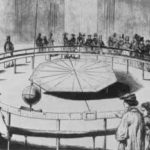 1851’in 31 Martında, Panthéon’da ilk salınımlarını yapan sarkacı ve meraklı kalabalığı gösteren bir illüstrasyon.