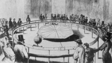 1851’in 31 Martında, Panthéon’da ilk salınımlarını yapan sarkacı ve meraklı kalabalığı gösteren bir illüstrasyon.