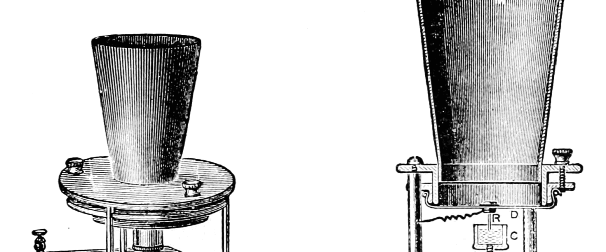 Resim 1. İlk olarak Elisha Gray’in tasarladığı ama “Bell’in yüzyıl sıvı aktarıcısı” olarak adlandırılan değişken direncin teknik çizimi. Koniden geçen ses dalgaları (M) gerili olan zarı (D) titreştirir. Bu zara bağlı olan elektrik devresinin ucu (R) asitli bir suya batıp çıkar (C) ve batma miktarına bağlı olarak da iletilen elektrik akımın şiddeti değişmiş olur. Kaynak [6].