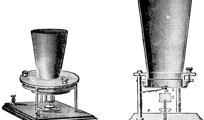 Resim 1. İlk olarak Elisha Gray’in tasarladığı ama “Bell’in yüzyıl sıvı aktarıcısı” olarak adlandırılan değişken direncin teknik çizimi. Koniden geçen ses dalgaları (M) gerili olan zarı (D) titreştirir. Bu zara bağlı olan elektrik devresinin ucu (R) asitli bir suya batıp çıkar (C) ve batma miktarına bağlı olarak da iletilen elektrik akımın şiddeti değişmiş olur. Kaynak [6].
