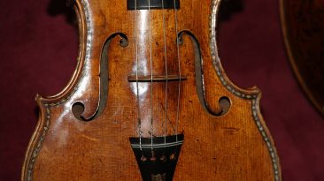 Şekil 1. 1687 yarihli Antonio Stradivari’nin ürünü olan bu keman, Washington’daki Smithsonian Müzesi’nde sergileniyor.