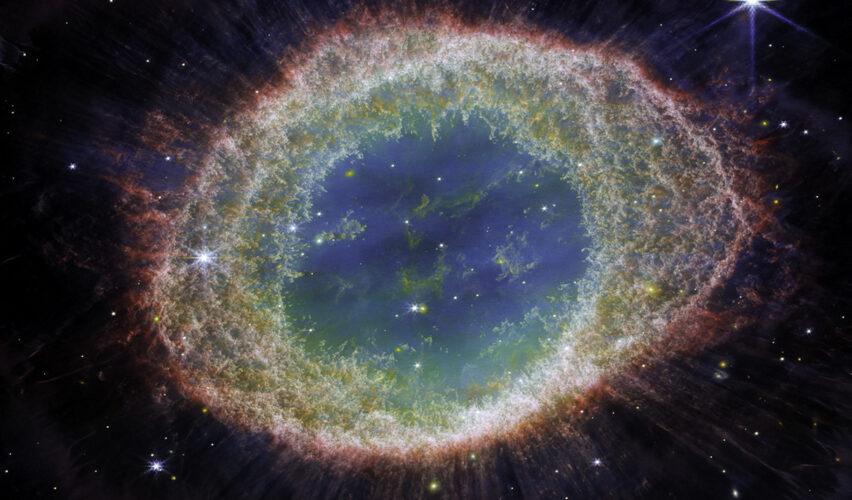 Halka Bulutsuda Gizemli Demir Şeridi